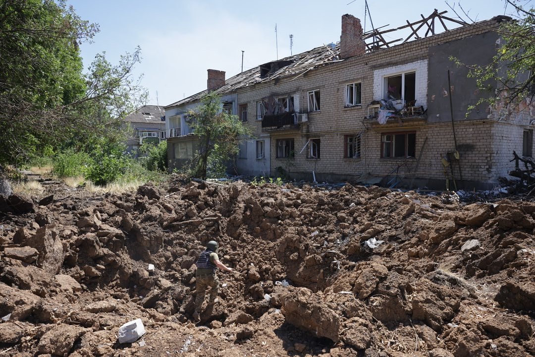 烏東遭俄導彈攻擊，多處民宅毀損。   圖：擷取自烏克蘭總統澤連斯基臉書（資料照）
