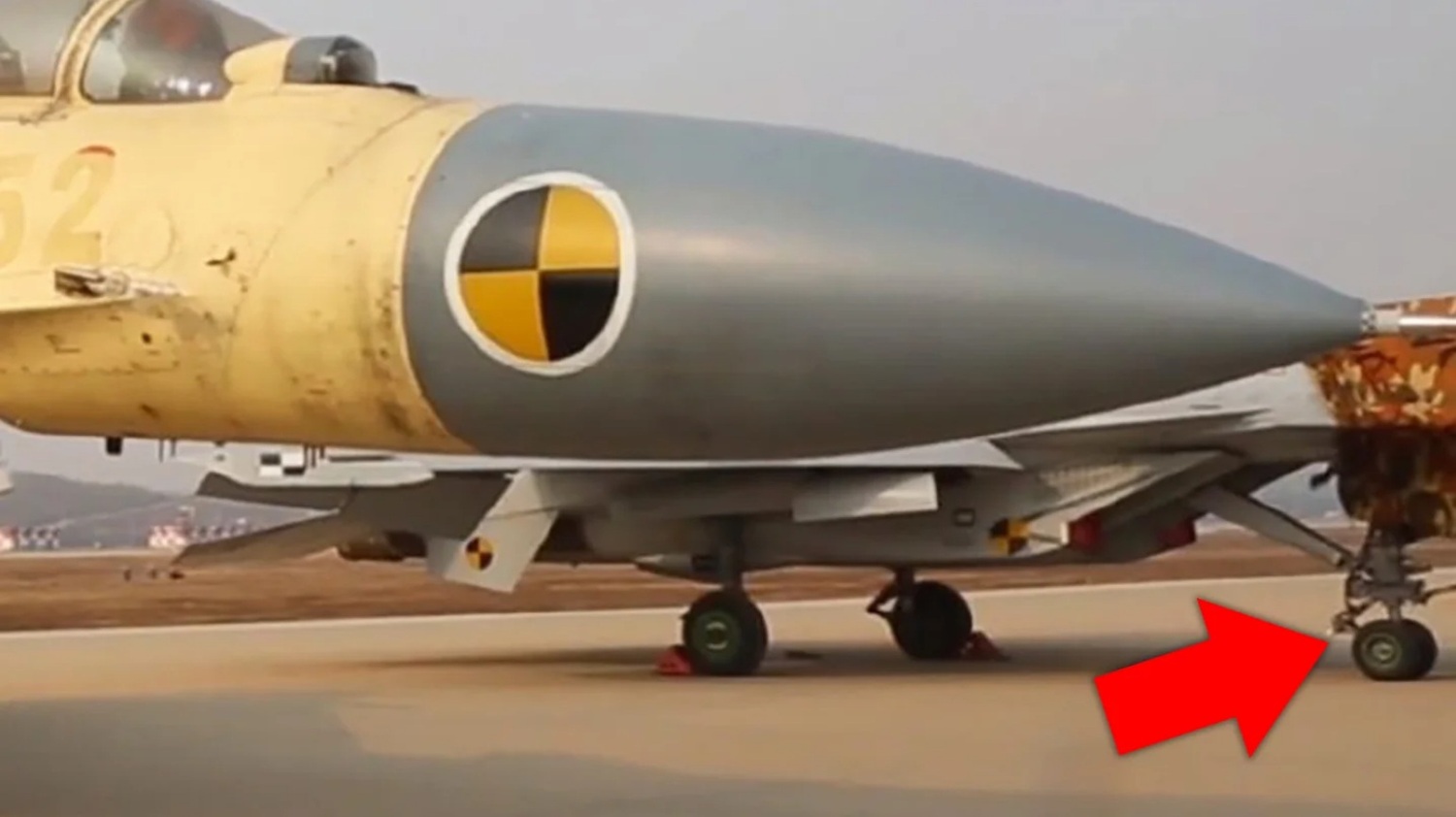 2020年11月社群媒體流出影片，指解放軍為配合003航艦電磁彈射系統，小幅度修改J-15起落架設計。   圖：中國大陸微博影片截圖
