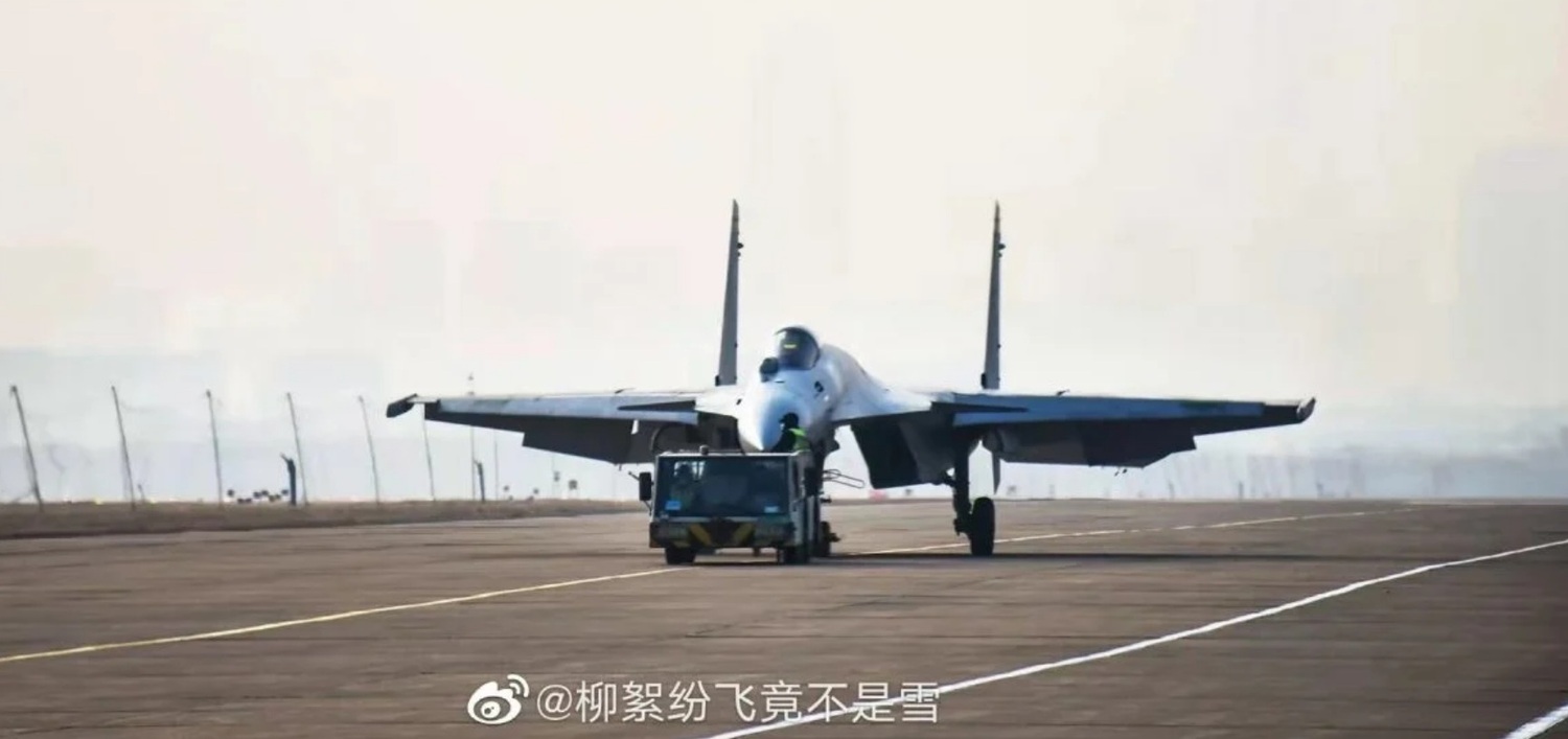 被認為是中國J-15艦載戰鬥機的最新型號J-15T的照片。   圖：翻攝柳絮紛飛竟不是雪微博