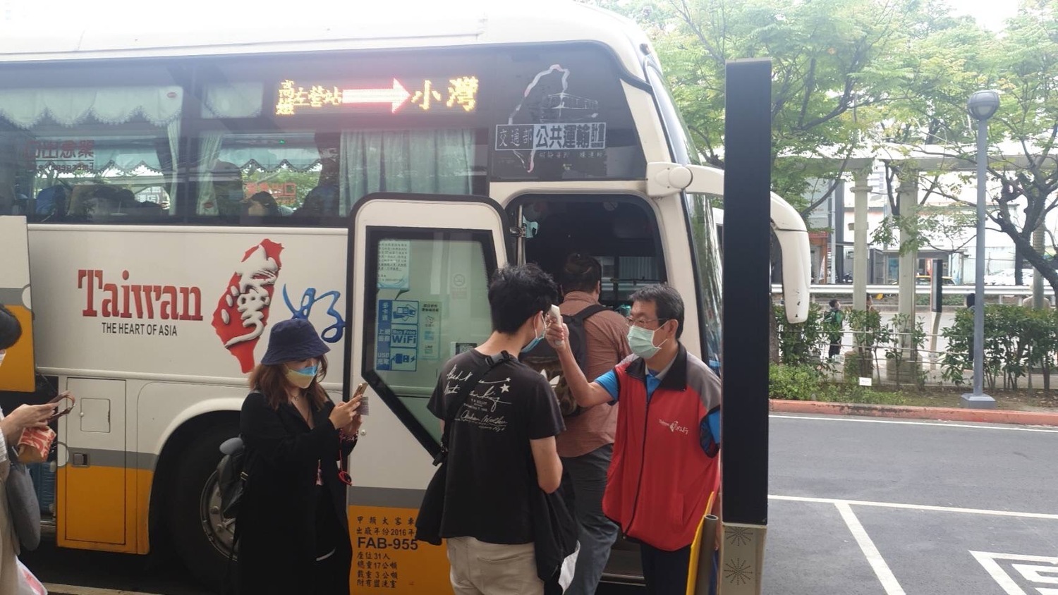 9/30以前使用電子票證搭乘台灣好行，48條路線享5折優惠（圖為墾丁快線）。   圖：交通部公路總局／提供
