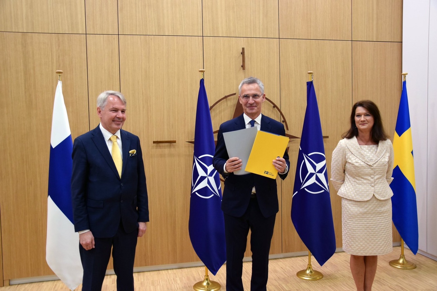 芬蘭外交部長哈維斯托（左）與瑞典外交部長林德（右）前往北約簽署入盟議定書，北約秘書長史托騰柏格（中）表示，這是歷史性的時刻。   圖：擷取自Finland at NATO推特