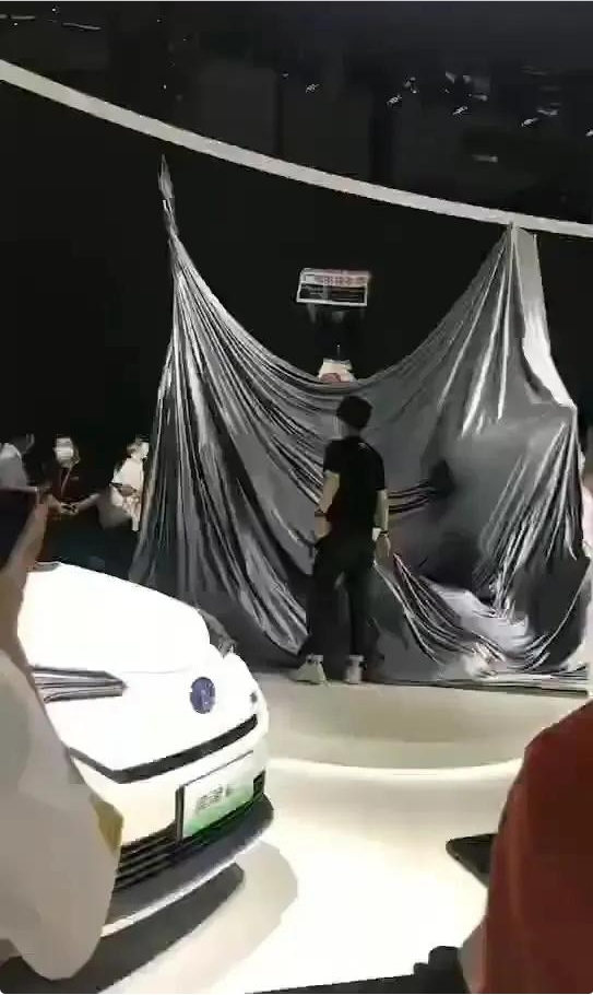 中國車展近來很多維權事件，車展工作人員都會事先準備「遮羞布」來掩蓋   圖:翻攝自買車寶典