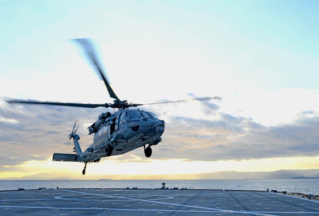 一架 MH-60S 型「騎士鷹」多用途直升機在飛往「艾塞克斯號」（USS Essex）兩棲突擊艦途中，兩個飛彈儲運箱墜入海中。（資料照）   圖：擷取自美國海軍