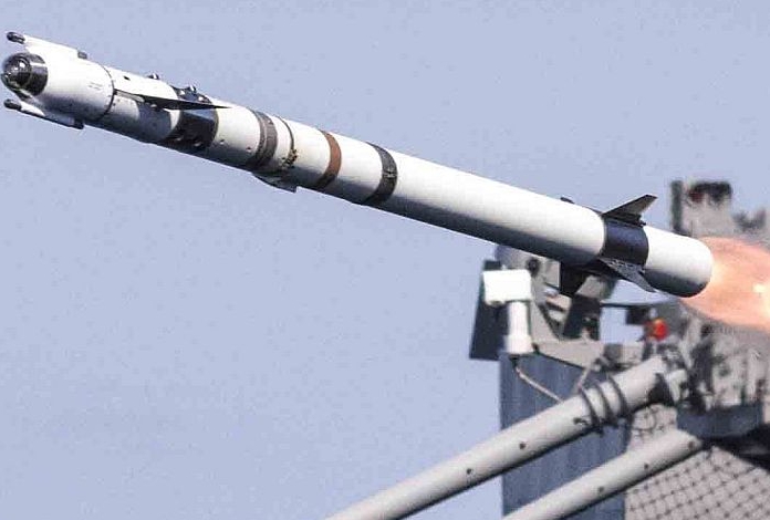 一枚剛發射出管的RAM飛彈，可以清楚觀察主要特徵，包括前部一對輻射接收天線、彈體前方只有一對控制面等特徵。   圖 : 翻攝自mdc.idv.tw