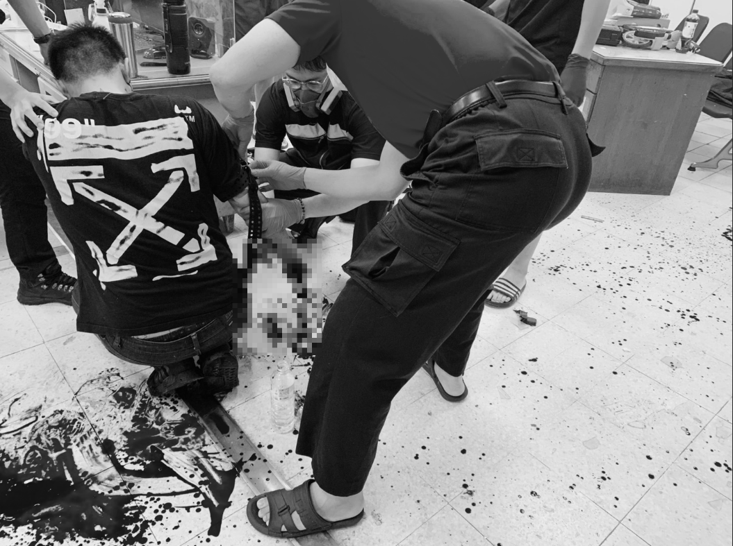 新竹男右手遭炸斷，警消協助送醫。   圖：翻攝自記者爆料網