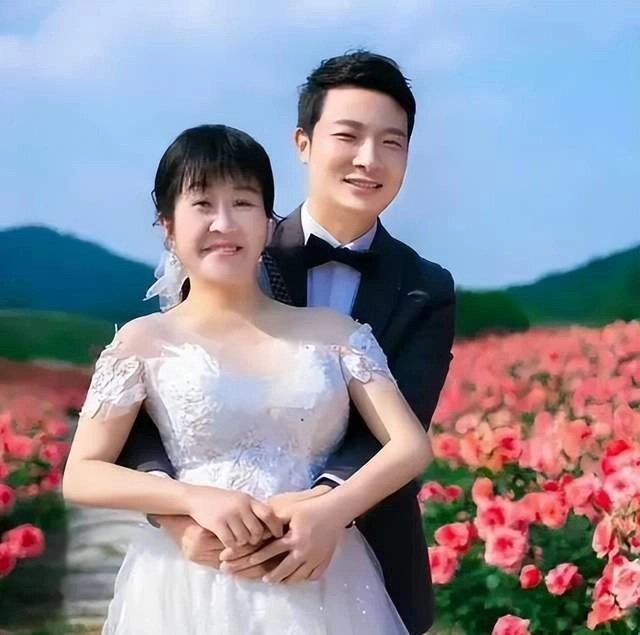 46 歲的腦癱詩人余秀華 5 月剛與小 14 歲的男友楊櫧策宣布結婚，但才新婚兩個月，就傳出被丈夫家暴。   圖:翻攝自微博