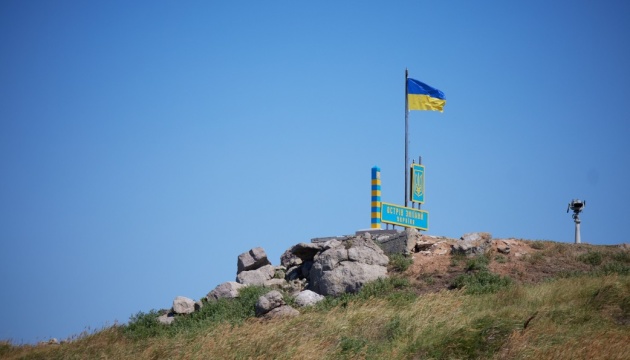 在俄軍遭到猛烈轟炸撤離後，烏克蘭國旗重新飄揚於蛇島上。   圖：擷自「烏通社」網頁