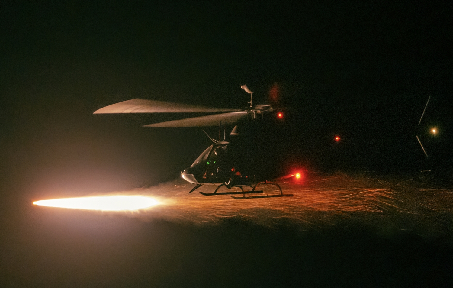 陸軍「神鷹操演」，OH-58D直升機夜間實射「地獄火」飛彈。   圖：第四作戰區提供
