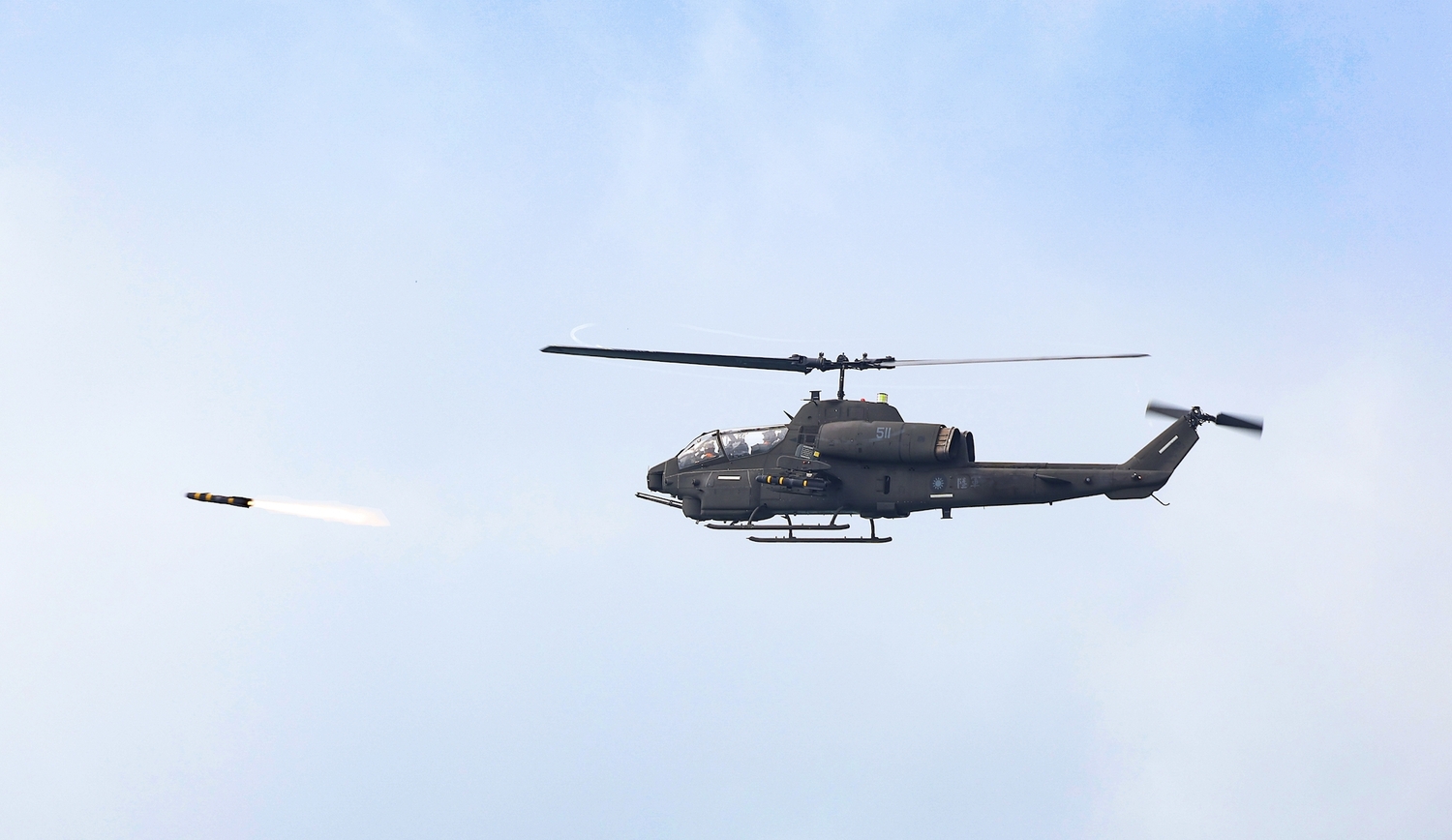 陸軍「神鷹操演」，AH-1W直升機發射「地獄火」飛彈。   圖：第四作戰區提供