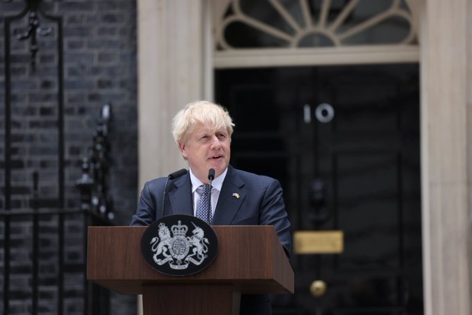 英國首相強生7日在唐寧街官邸外發表辭職演說。   圖: 翻攝自Boris Johnson推特 