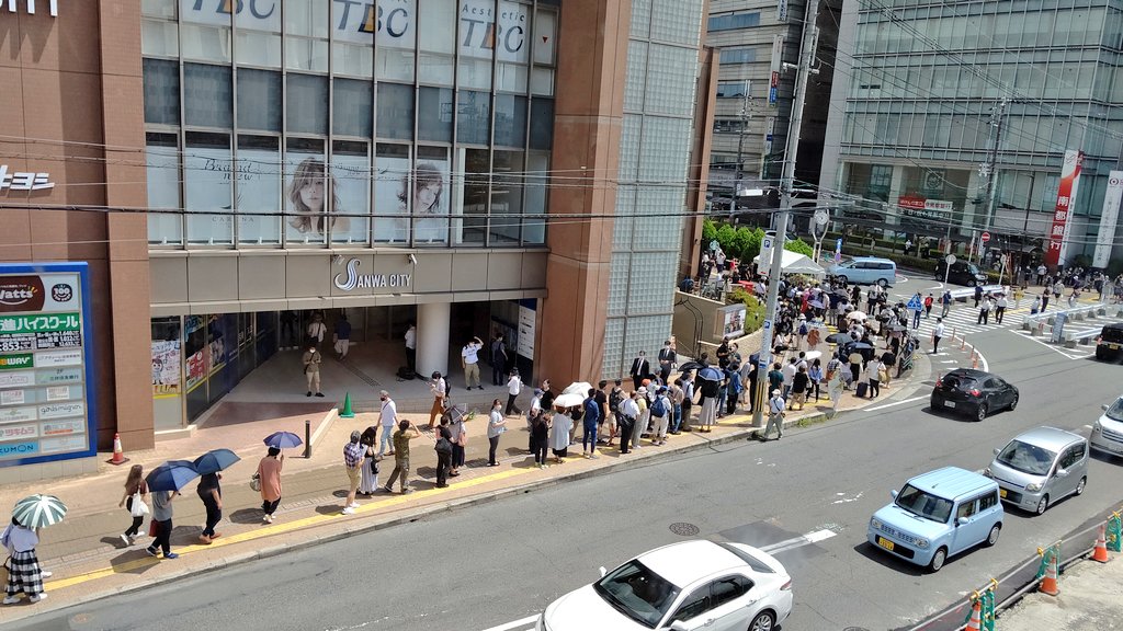 日本民眾前往安倍槍擊現場獻花 烈日人潮仍大排長龍