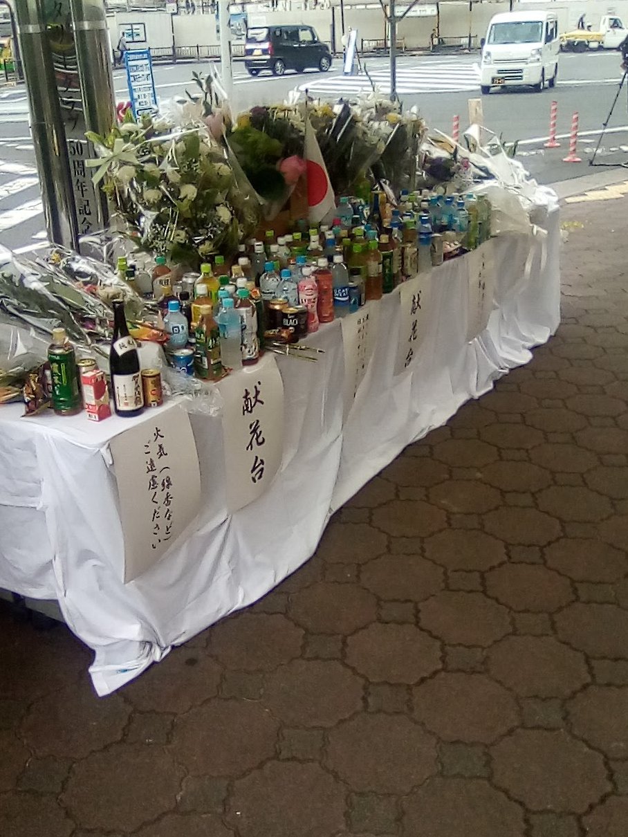 日本民眾前往安倍槍擊現場獻花 烈日人潮仍大排長龍