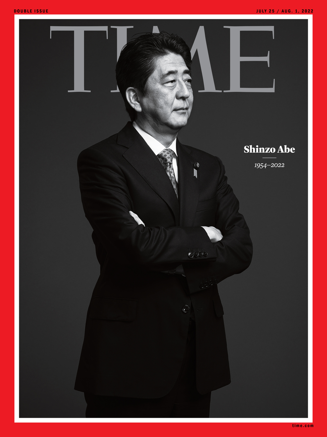 安倍晉三登《時代》封面人物 身穿西裝、雙手環胸的黑白遺照曝光