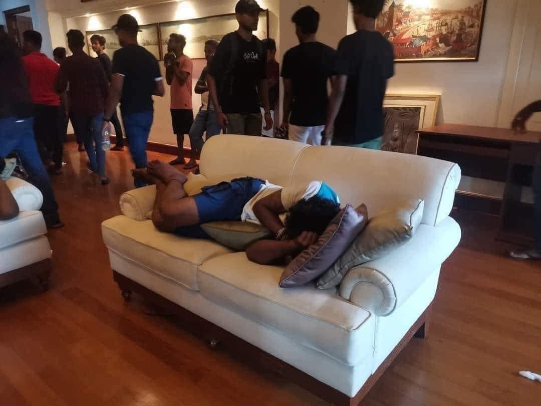 People's grievances in Sri Lanka are high, and demonstrations and protests have been frequent recently. Recently, they even broke into the country's presidential residence. Image: Retrieved from Twitter @GeorgeAnagli