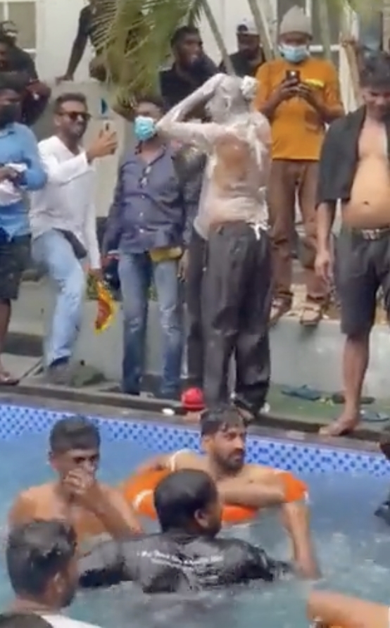 Demonstrators play in the pool, photo: from Twitter @GeorgeAnagli