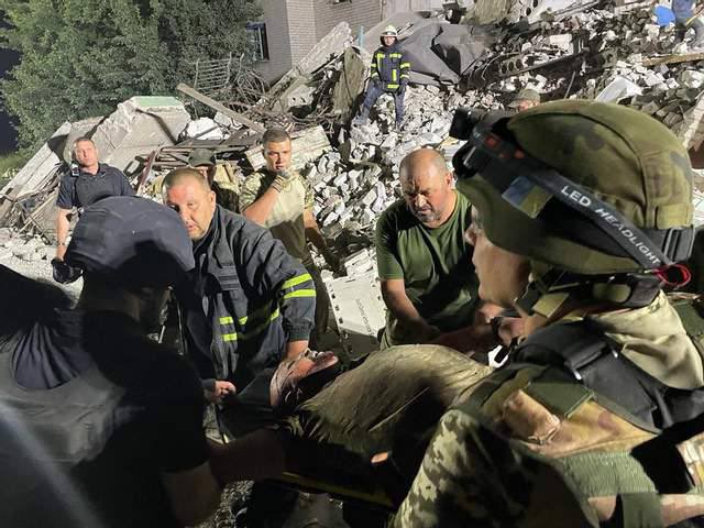 （影）俄烏戰爭》頓內茨克公寓遭俄火箭擊中倒塌 6死5傷含9歲童34人受困