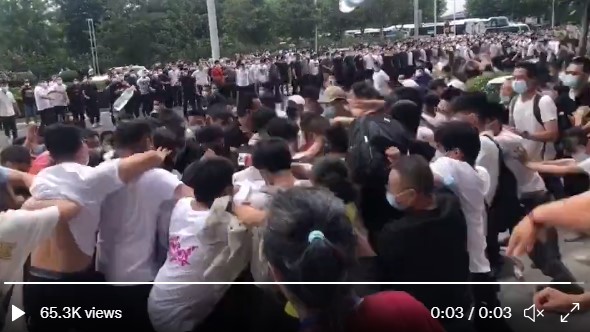 (影)河南村鎮銀行儲戶示威爆流血衝突！警民「交戰」畫面曝光