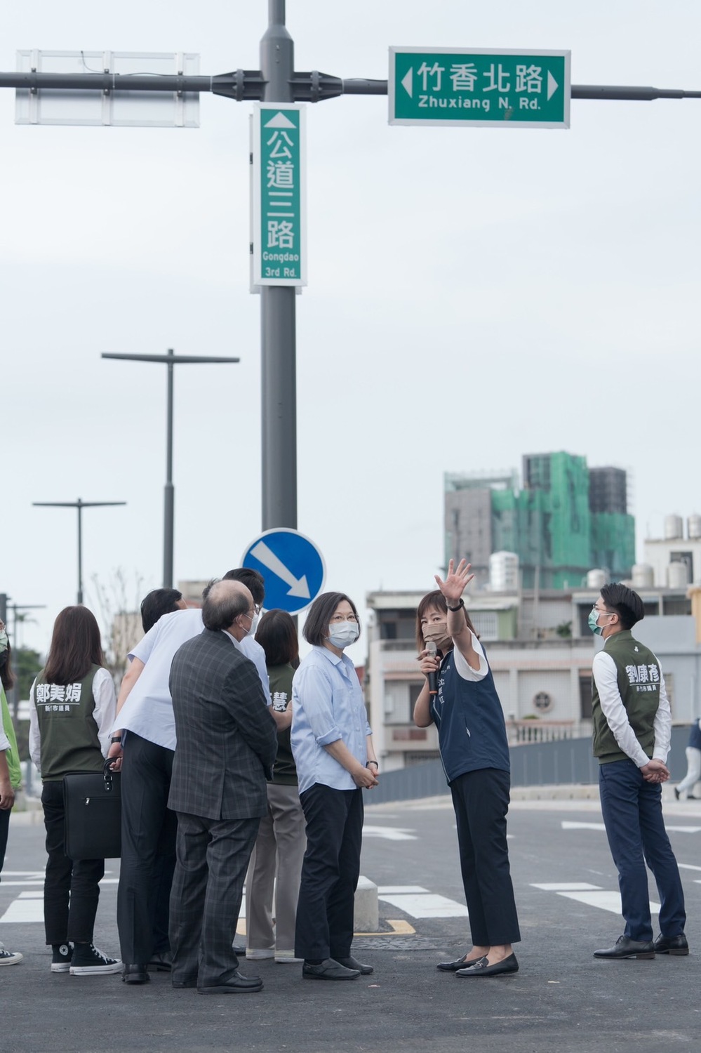蔡英文總統、柯建銘總召視察公道三時，沈慧虹親自介紹。 圖：沈慧虹辦公室提供