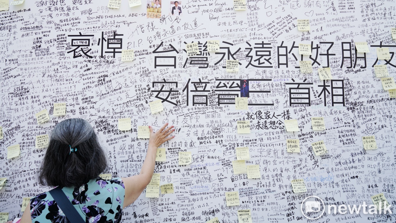 一位民眾將追悼日本前首相安倍晉三的文字貼在日本臺灣交流協會台北事務所前。 圖：張良一/攝（資料照）