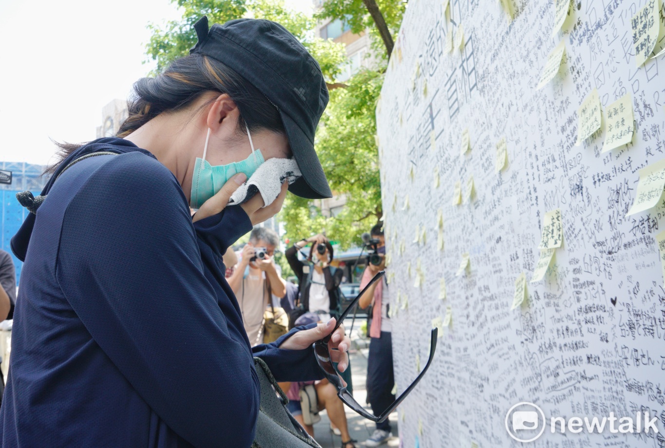 一位民眾到日本台灣交流協會台北事務所前，追悼遇刺亡故的日本前首相安倍晉三時，一度悲從中來掩面哭泣。 圖：張良一/攝（資料照）