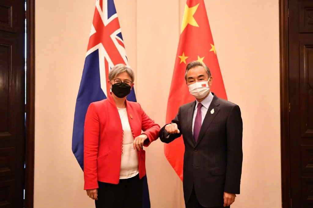 中國外交部長王毅（右） 今年7月在印尼峇里島G20外長會期間會晤澳洲外交部長黃英賢。   圖：擷自中國外交部微博(資料照片)