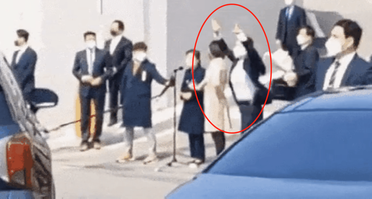 韓國前總統朴槿惠在公開談話遭襲，女保鏢飛身擋著酒瓶。   圖：翻攝自海外網