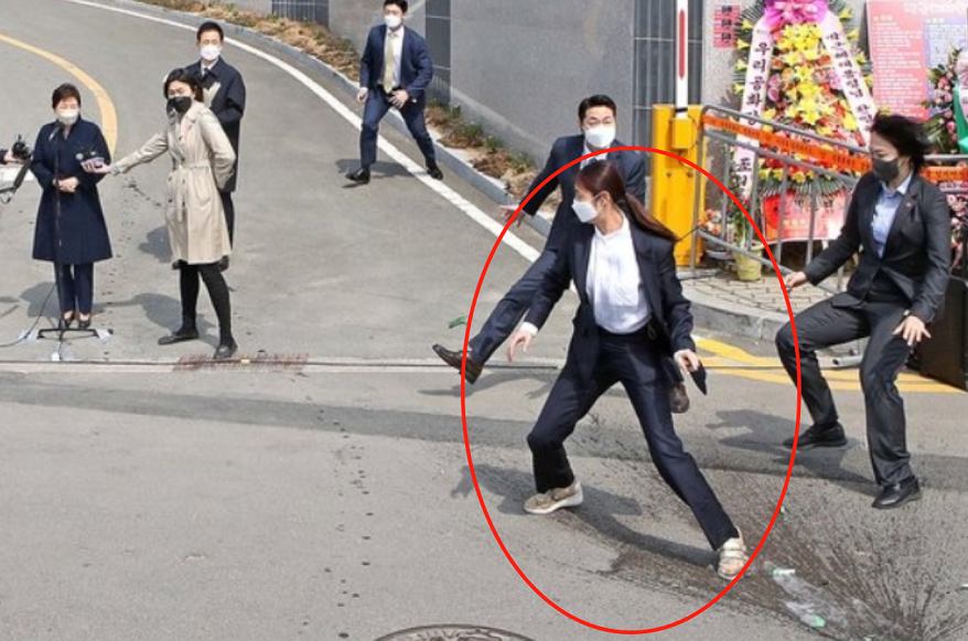 她帥氣飛身擋下酒瓶! 安倍遇刺後 曾保護朴槿惠的女保鏢上熱搜