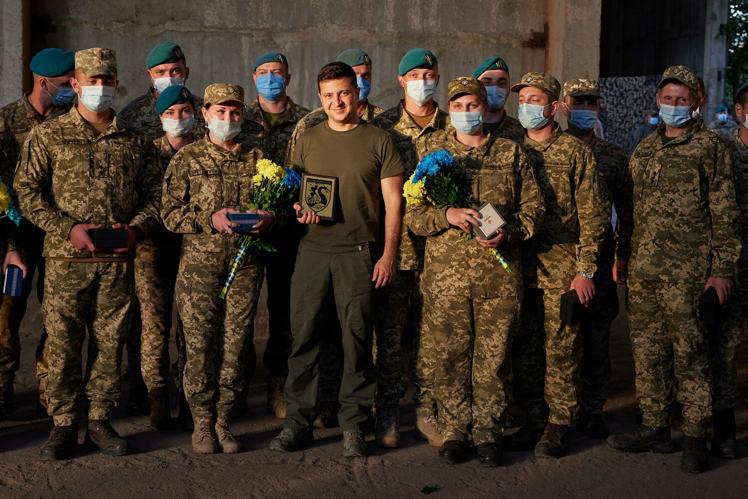 烏國當局否認大量徵招女性入伍的說法。圖為烏克蘭總統澤連斯基（Volodymyr Zelensky）與軍人合照。   圖：翻攝自澤連斯基臉書（資料照）