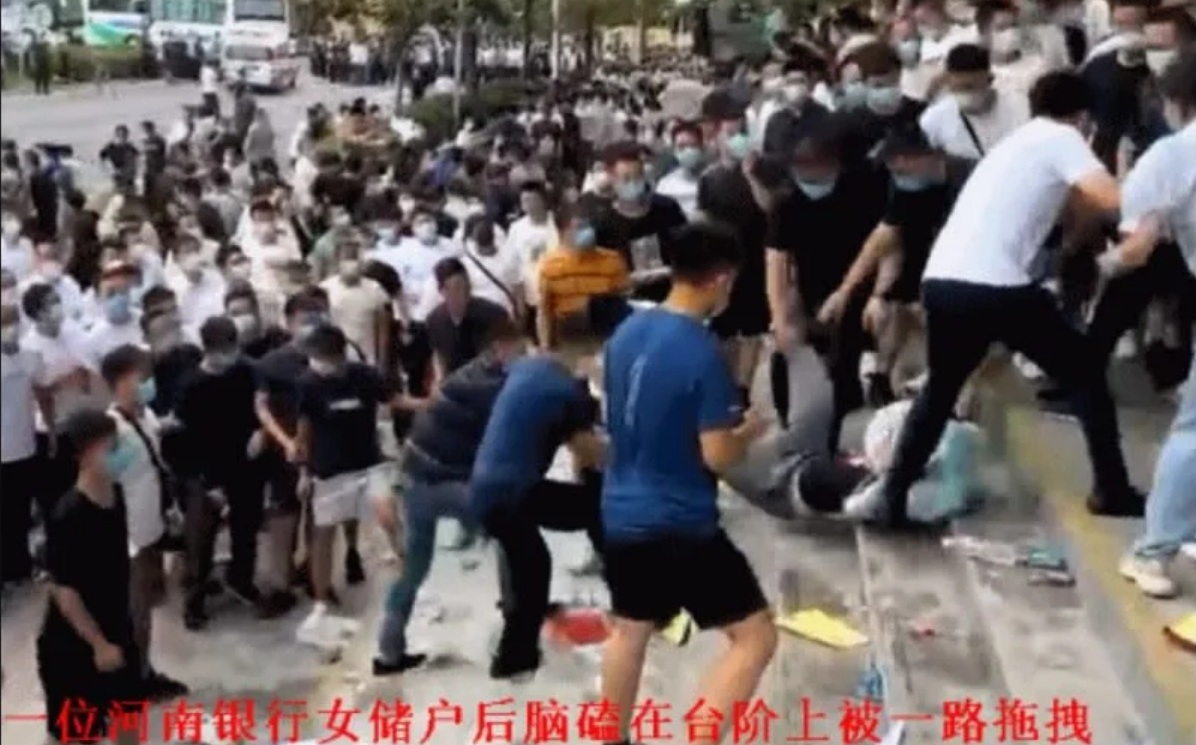 在中國敢抗議？！河南村鎮銀行事件擴大 挨打陳情者遭辨識騷擾、被失業 |