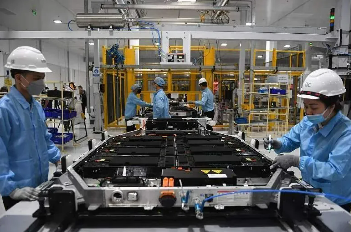 越南的中國工廠內，越南工人在組裝電動汽車   圖:翻攝自視覺中國