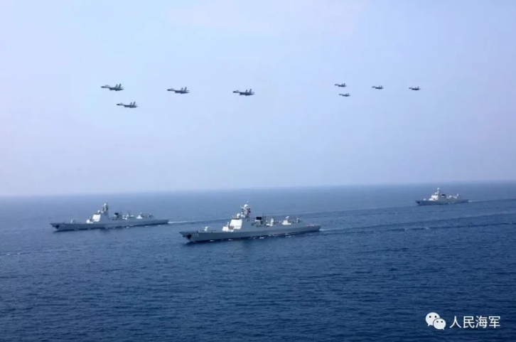 中國解放軍數十年來規模最大的「環島式」實彈軍演，路透社指出，有中國與台灣軍艦接近海峽中線，兩軍約有10艘軍艦。   圖 : 翻攝自人民海軍（資料照）