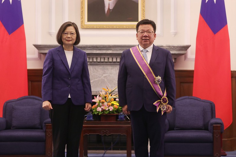 蔡英文總統頒授總統府副秘書長李俊俋「二等景星勳章」，表彰他對國家社會的貢獻與付出。 圖：總統府提供