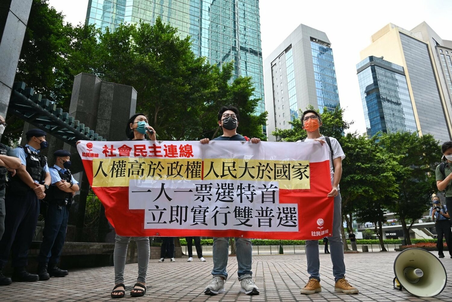 「受強大壓力！」被控違國安法刪網文 港社民連主席：繼續發聲！民主萬歲