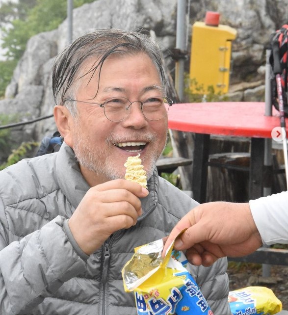 文在寅故意示弱躲牢獄之災？ 卸任後成不修邊幅的爬山老人 IG分享種菜日常