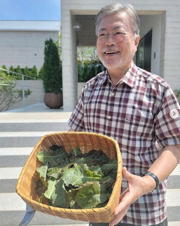 文在寅故意示弱躲牢獄之災？ 卸任後成不修邊幅的爬山老人 IG分享種菜日常