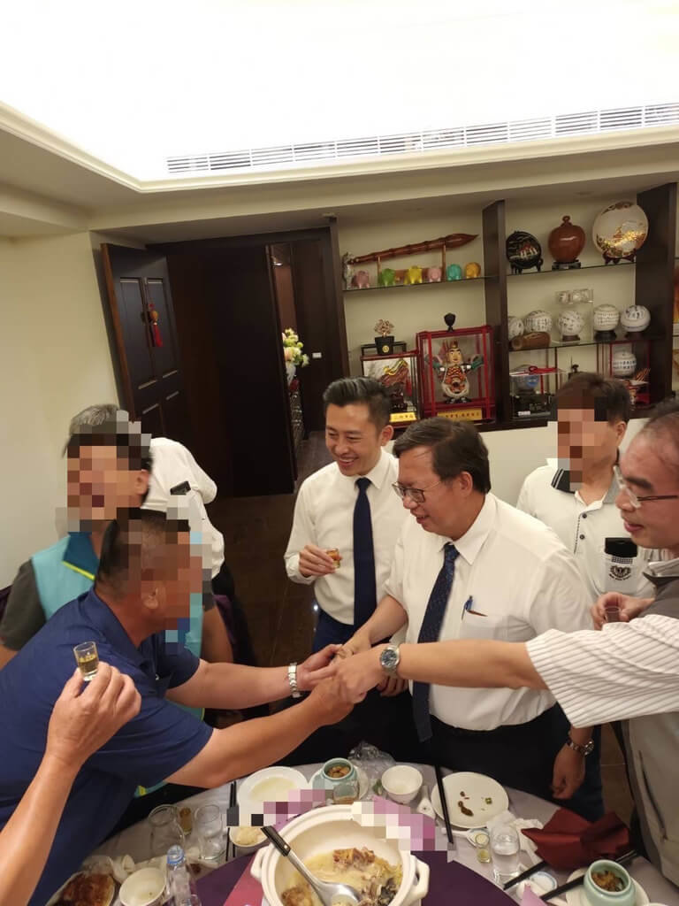 鄭文燦及桃園市政府勞動局長吳宏國帶著林智堅在宴席上逐桌敬酒。   圖：凌濤提供