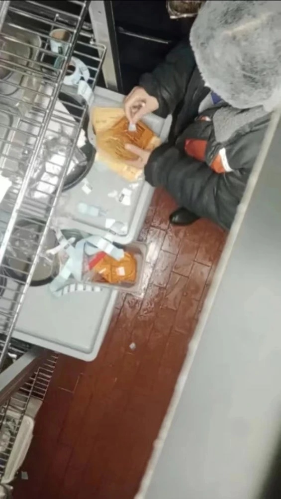 中國必勝客遭臥底! 過期食品「無限續命」炸油用到黑指數超標一倍