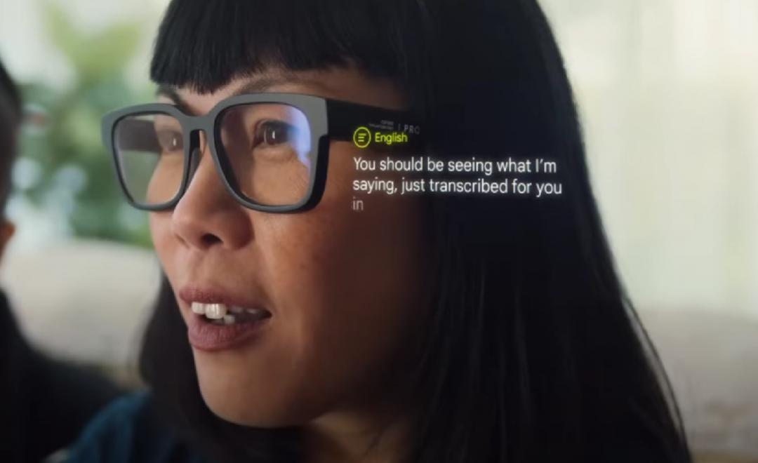 Google昨(19)日在官網宣布，將在公共場所中檢測擴增實境（AR）原型版眼鏡。   圖：翻攝自Google官方影片