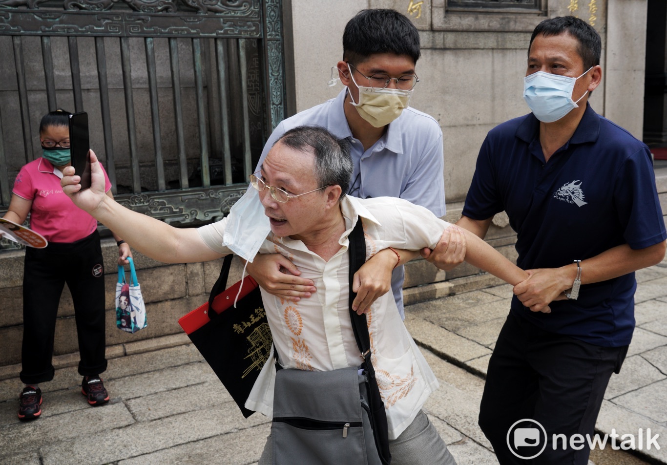 Many media falsely reported that the man who protested  once morest Chen Shizhong (the one with the mobile phone) was dragged away by the staff of Chen Shizhong's team, but was actually taken away by the police.Figure: New head shell data photo / Zhang Liangyi photo