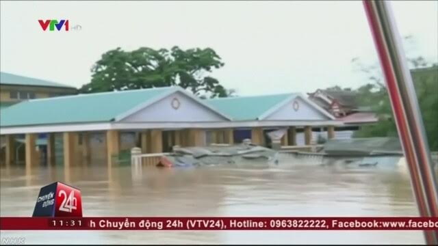 越南從上週開始連續大雨導致洪水泛濫，至今已造成24人死亡、10萬戶住宅淹水。   圖：NHK擷取自越南電視台(VTV24)