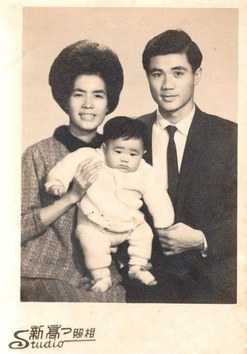 台南市長黃偉哲幼年時與父母的合照。 圖：黃偉哲提供