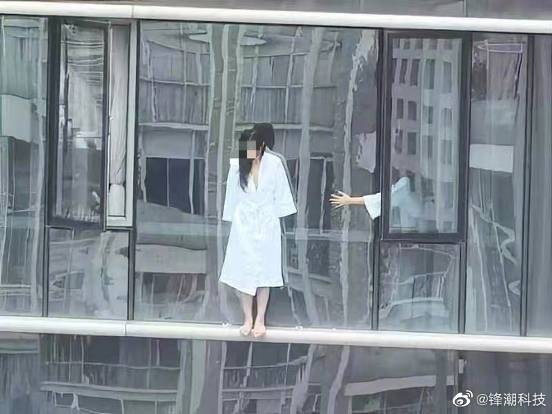我不是小三！廣州浴袍女想不開站40層高樓窗外獲救 澄清並非「躲正室」
