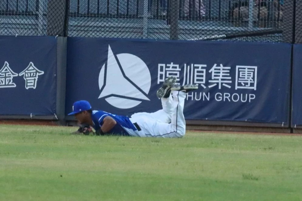 富邦悍將隊外野手林哲瑄飛撲接球造成左肩受傷。   圖：富邦悍將隊提供