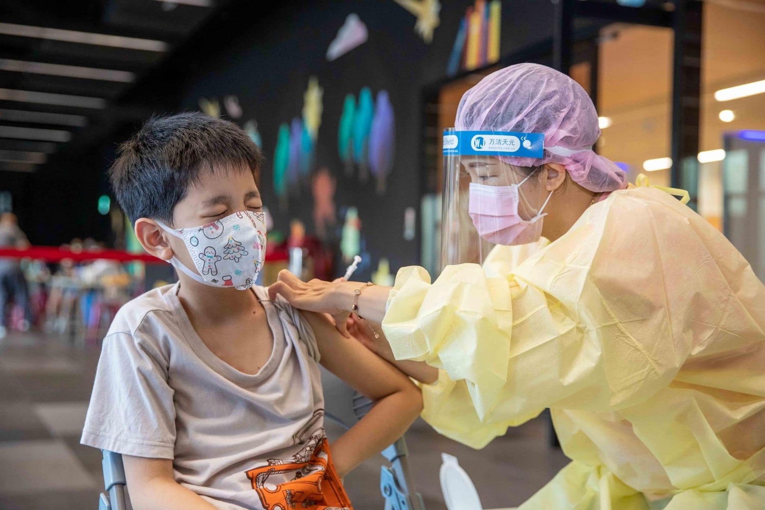 台南市長黃偉哲表示，防疫的績效讓數字來說話，台南在六都中的染疫人數最低，也是六都中5至11歲施打疫苗率首先突破8成的。 圖：擷取自黃偉哲臉書（資料照）
