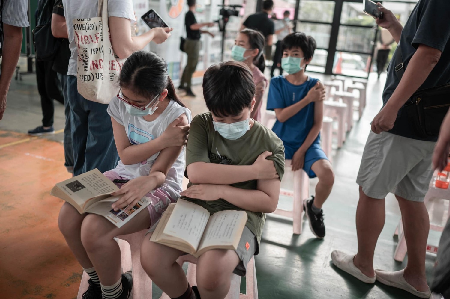 台南市長黃偉哲指出，台南有「台南打疫苗」系統可以預約兒童疫苗，因此5至11歲施打疫苗率領先突破8成，染疫率也是六都最低，5-11歲染疫率更比全國平均值低了將近4%。 圖：擷取自黃偉哲臉書（資料照）