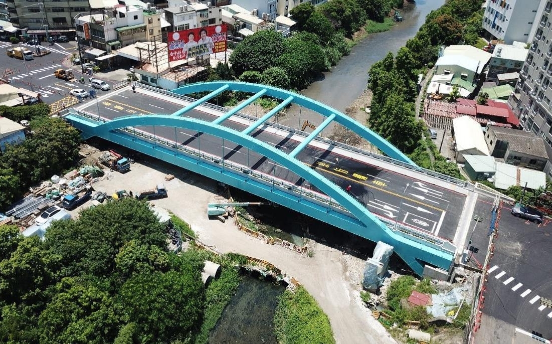 南門橋改建通車 盧秀燕感謝綠委 何欣純仍批：規劃拖了3年多 | 政治 |