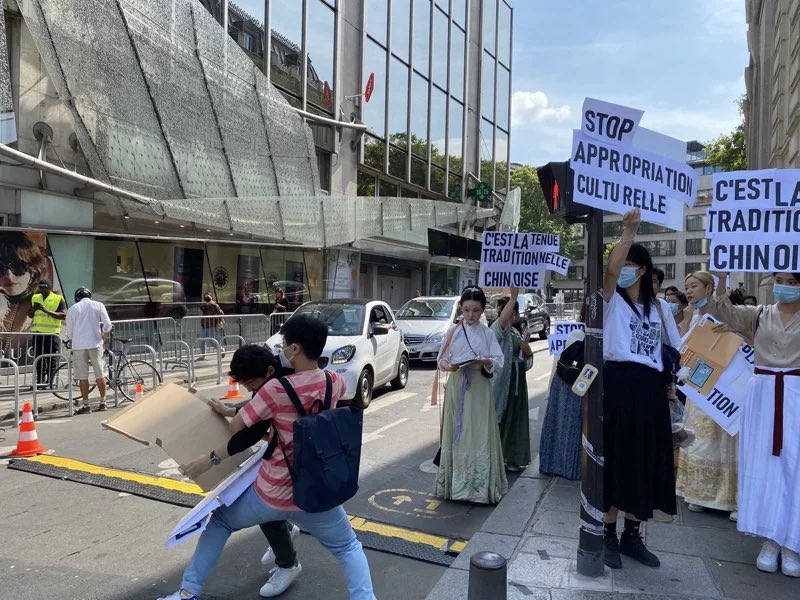 裙子大於人權? 小粉紅在法國抗議Dior百褶裙抄襲馬面裙 與嘲諷者衝突