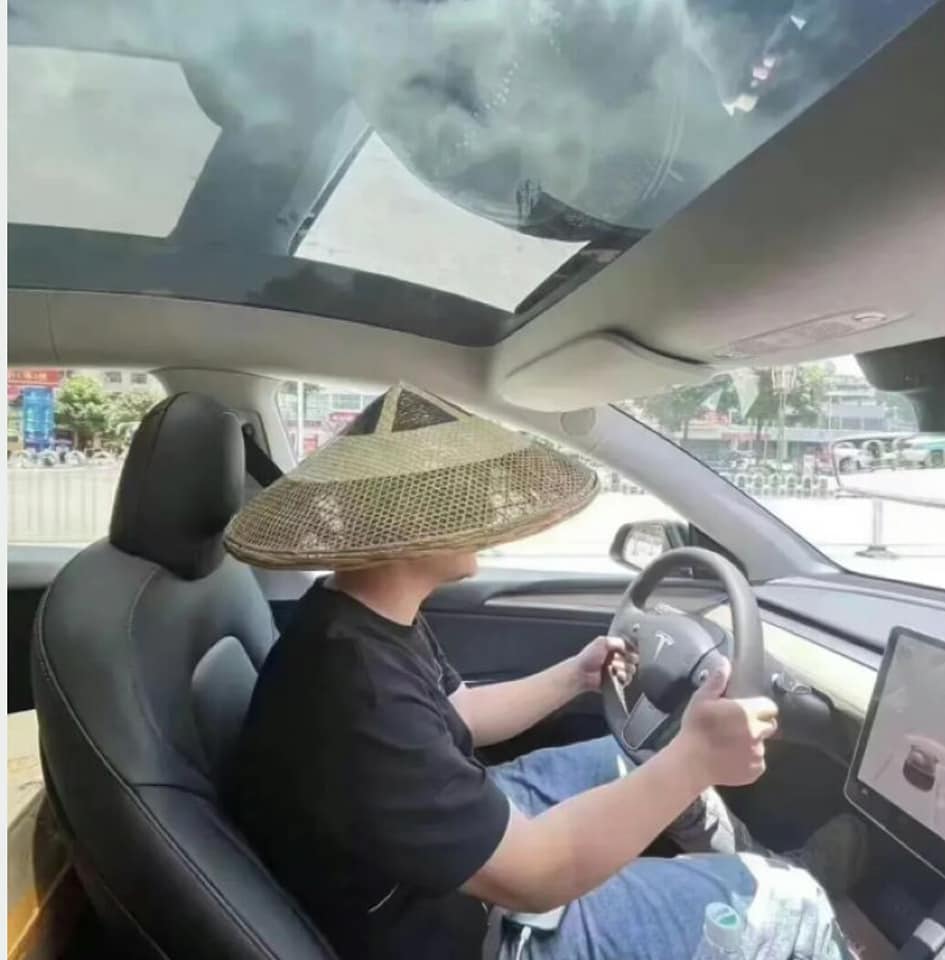 特斯拉全景天窗像烤爐 車主戴斗笠開車、澆水降溫 網酸 : 有錢人的煩惱