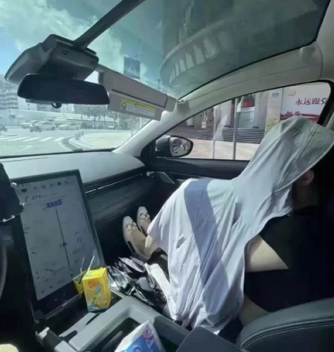 特斯拉全景天窗像烤爐 車主戴斗笠開車、澆水降溫 網酸 : 有錢人的煩惱