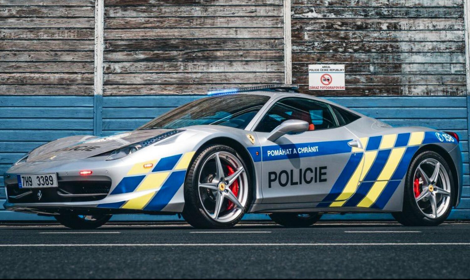 法拉利拿來當警車！ 捷克警方改裝贓車成巡邏車 網熱議:「這次真的跑不贏了」